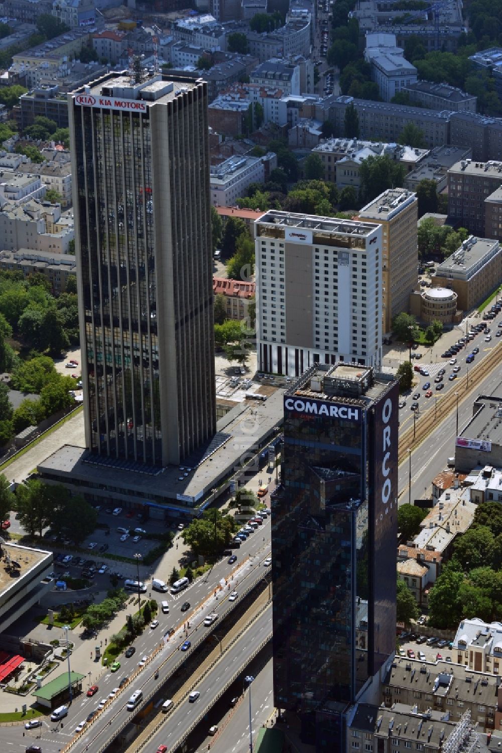 Luftaufnahme Warschau - Bürohochhaus ORCO Tower im Bezirk Ochota in der Innenstadt von Warschau in Polen