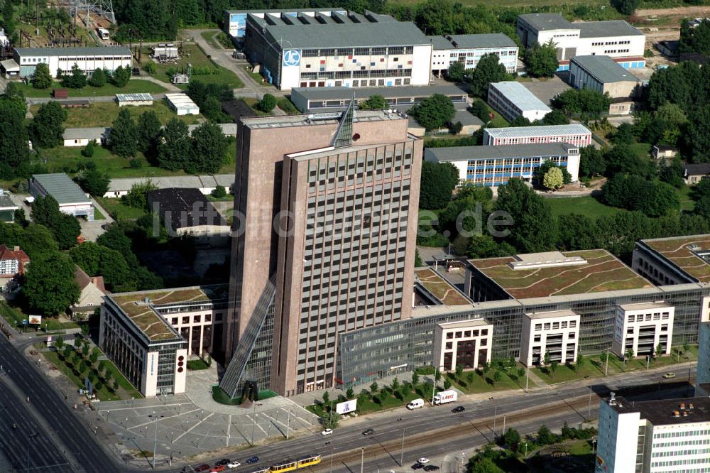 Berlin - Marzahn aus der Vogelperspektive: Bürohochhaus Pyramide in Berlin-Marzahn