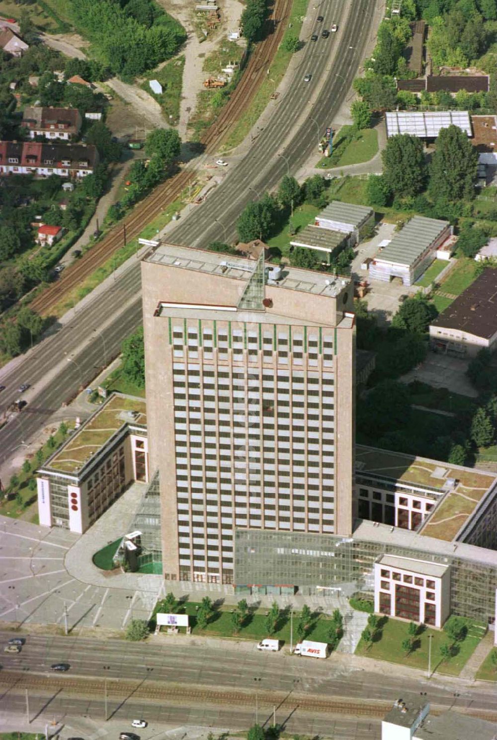 Luftaufnahme Berlin - Marzahn - Bürohochhaus Pyramide in Berlin-Marzahn