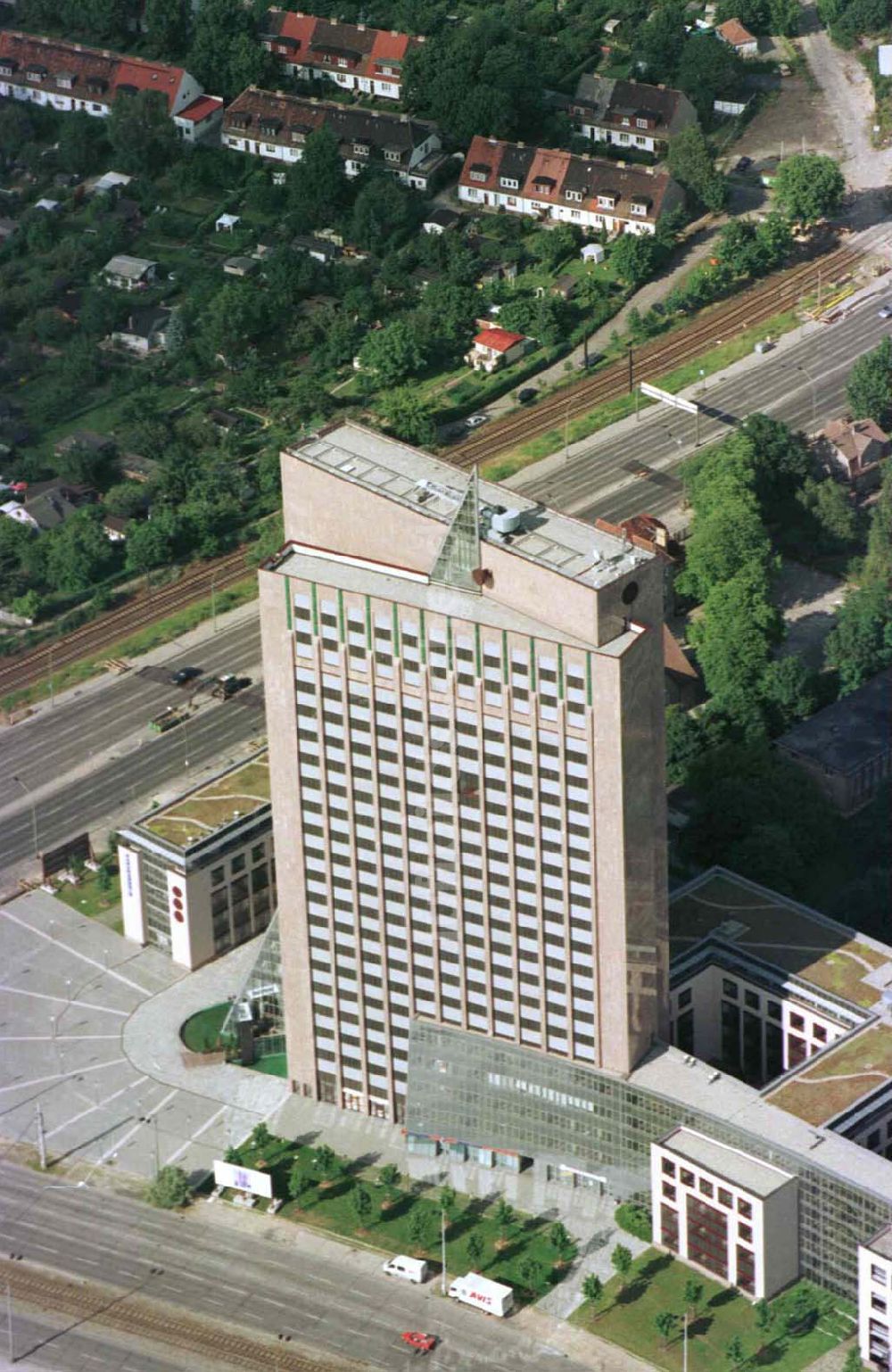 Berlin - Marzahn von oben - Bürohochhaus Pyramide in Berlin-Marzahn