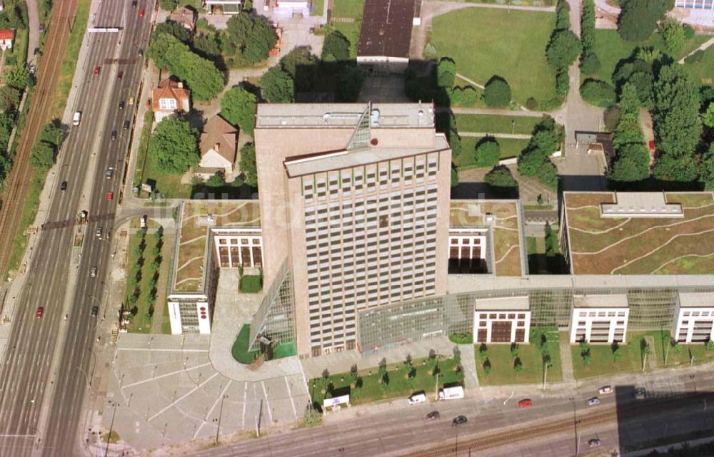 Luftaufnahme Berlin - Marzahn - Bürohochhaus Pyramide an der Rhinstraße.