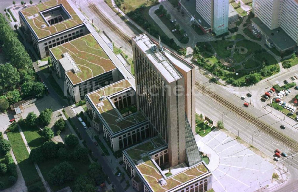 Berlin - Marzahn aus der Vogelperspektive: Bürohochhaus Pyramide an der Rhinstraße.