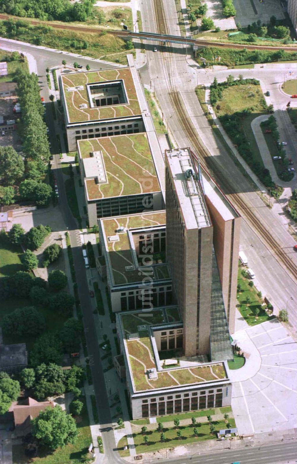 Luftbild Berlin - Marzahn - Bürohochhaus Pyramide an der Rhinstraße.