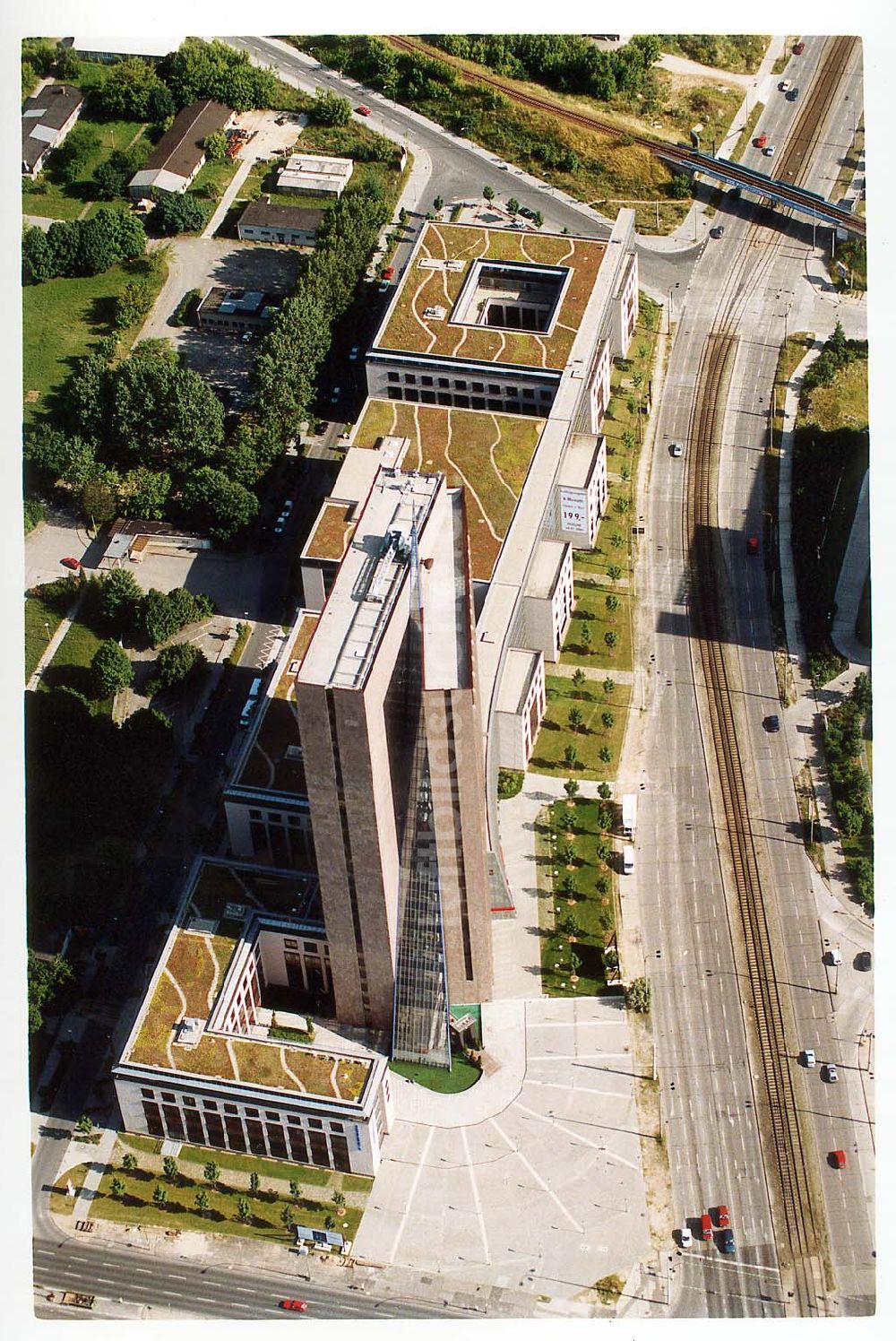 Luftaufnahme Berlin - Marzahn - Bürohochhaus Pyramide an der Rhinstraße.