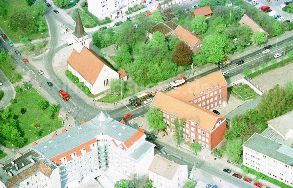 Luftaufnahme Berlin-Lichtenberg - Bürohäuser im Bereich Straße am Tierpark / A.-Kowalke-Straße in Berlin-Lichtenberg.