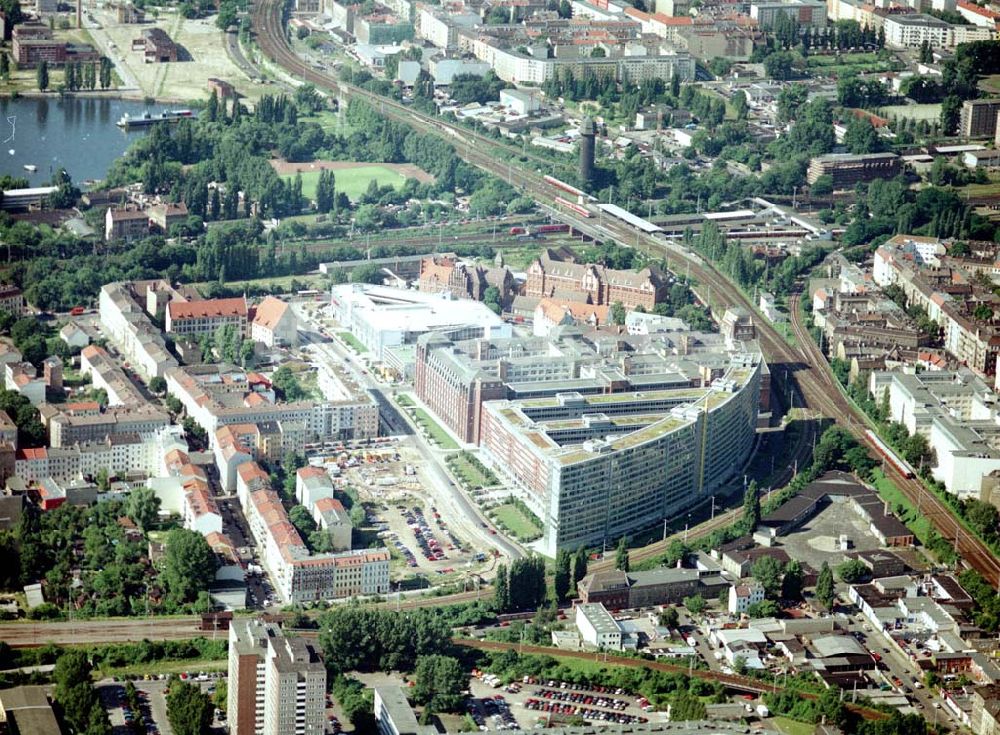 Luftbild Berlin - Friedrichshain - Bürokomplex der BfA an Bhf. Ostkreuz in Berlin - Friedrichshain.