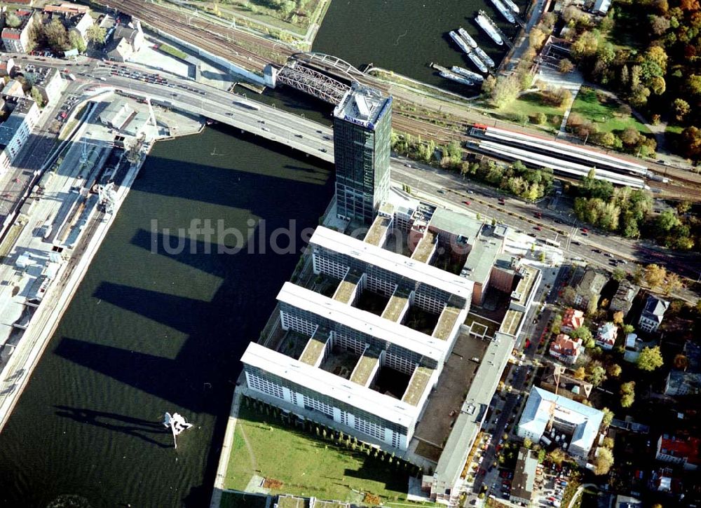 Berlin - Treptow aus der Vogelperspektive: Bürokomplex Treptowers der ALLIANZ - Versicherungs AG in Berlin-Treptow.