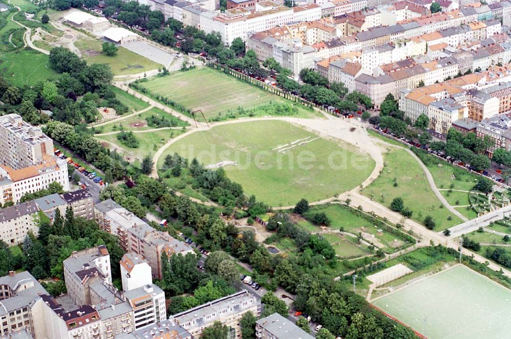 Berlin Kreuzbert aus der Vogelperspektive: 25.06.1995 Bürokomplexbau Hohenschönhausen am Obersee