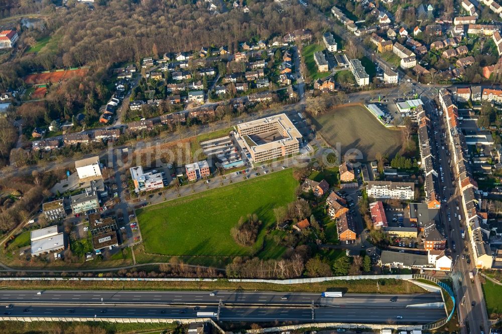 Luftaufnahme Gelsenkirchen - Büropark Schloss Berge und Finanzamt nördlich der Bundesautobahn A2 in Gelsenkirchen im Bundesland Nordrhein-Westfalen