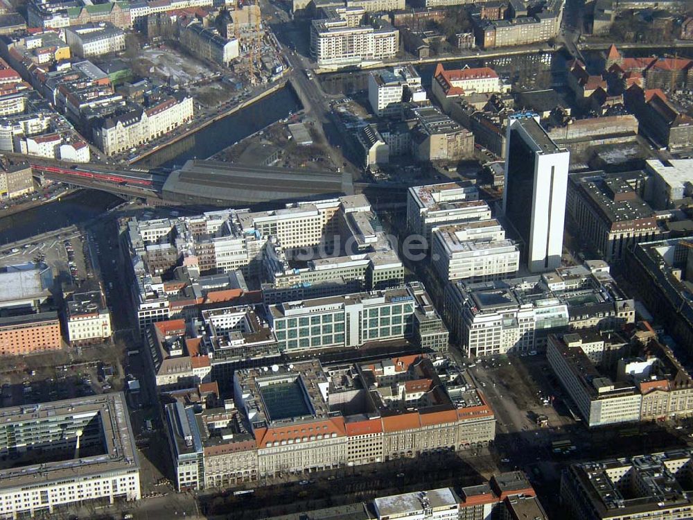 erlin- Berlin von oben - Bürostadt am Bahnhof Friedrichstraße gegenüber des Internationalen Handelszentrums in Berlin - Mitte