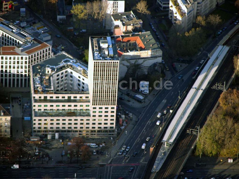 Luftaufnahme Berlin - Büroturm mit First-Class-Hotel