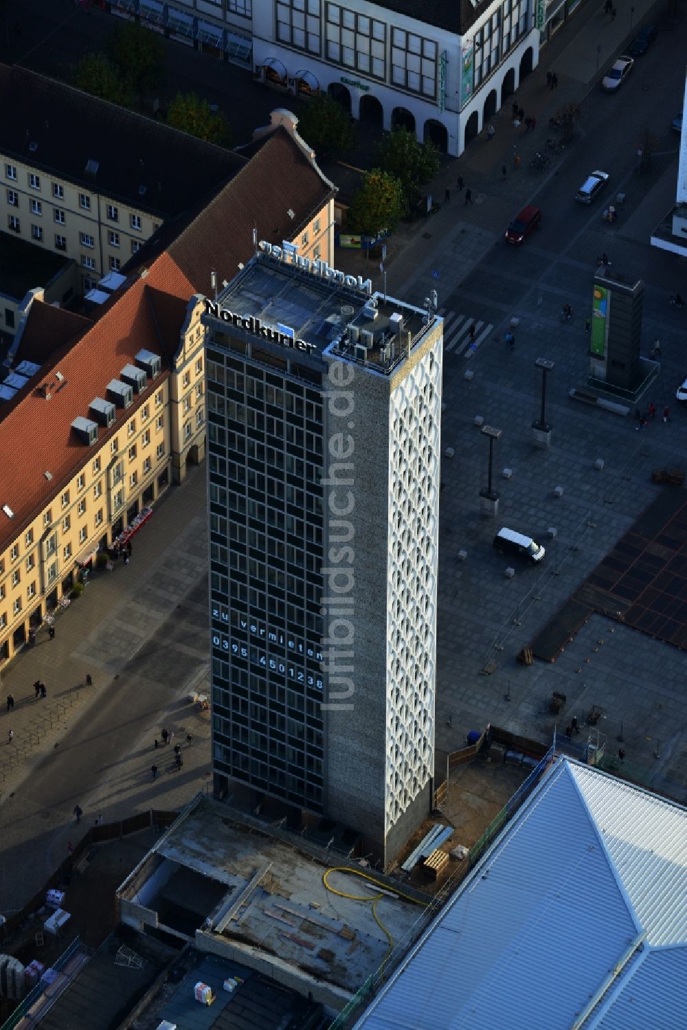 Luftaufnahme Neubrandenburg - Büroturm Haus der Kultur und Bildung in Neubrandenburg im Bundesland Mecklenburg-Vorpommern