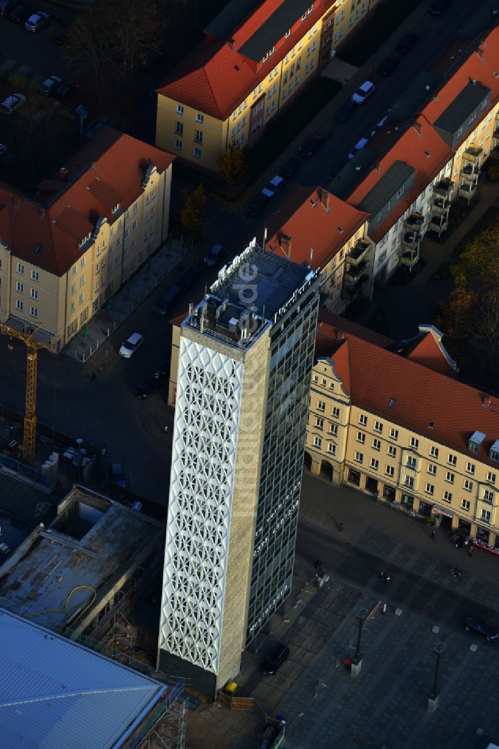 Neubrandenburg von oben - Büroturm Haus der Kultur und Bildung in Neubrandenburg im Bundesland Mecklenburg-Vorpommern