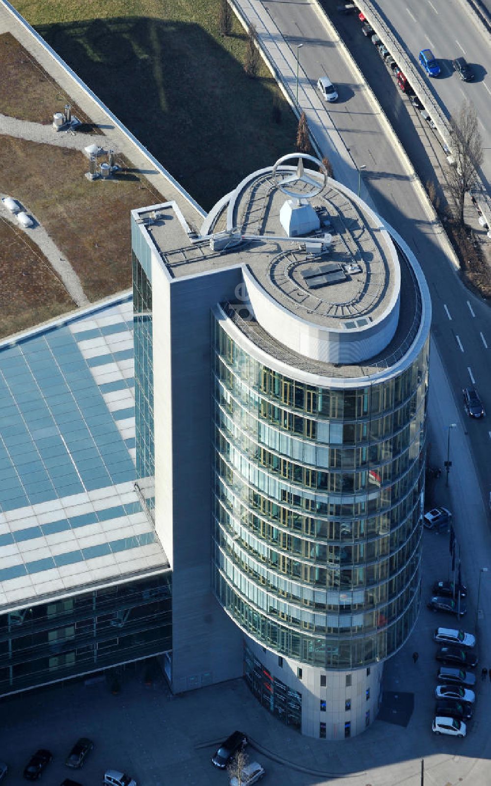 München von oben - Büroturm des Mercedes-Benz Center in München