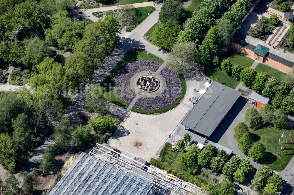 Berlin von oben - Brunnen am Haupteingang der Gärten der Welt an der Eisenacher Straße auf dem Gelände der IGA 2017 im Bezirk Marzahn-Hellersdorf in Berlin