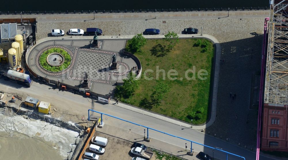 Berlin Mitte von oben - Brunnen auf dem Schinkelplatz als Oase in der Baulandwüste am Spreeufer in Mitte in Berlin