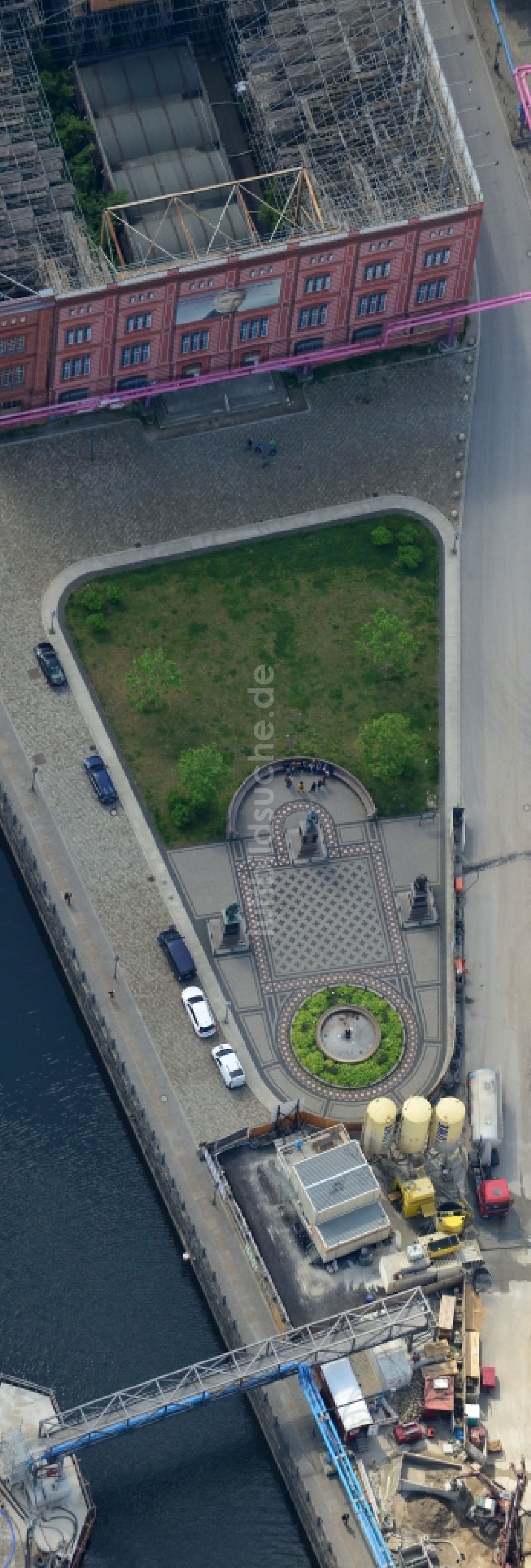 Luftaufnahme Berlin Mitte - Brunnen auf dem Schinkelplatz als Oase in der Baulandwüste am Spreeufer in Mitte in Berlin