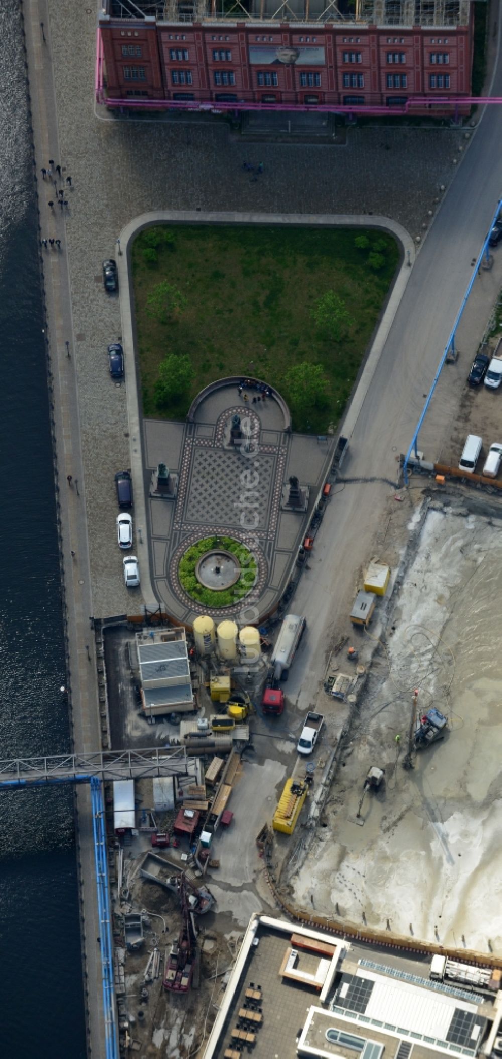 Berlin Mitte von oben - Brunnen auf dem Schinkelplatz als Oase in der Baulandwüste am Spreeufer in Mitte in Berlin