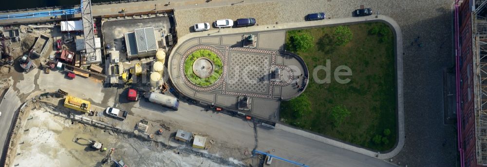 Berlin Mitte aus der Vogelperspektive: Brunnen auf dem Schinkelplatz als Oase in der Baulandwüste am Spreeufer in Mitte in Berlin