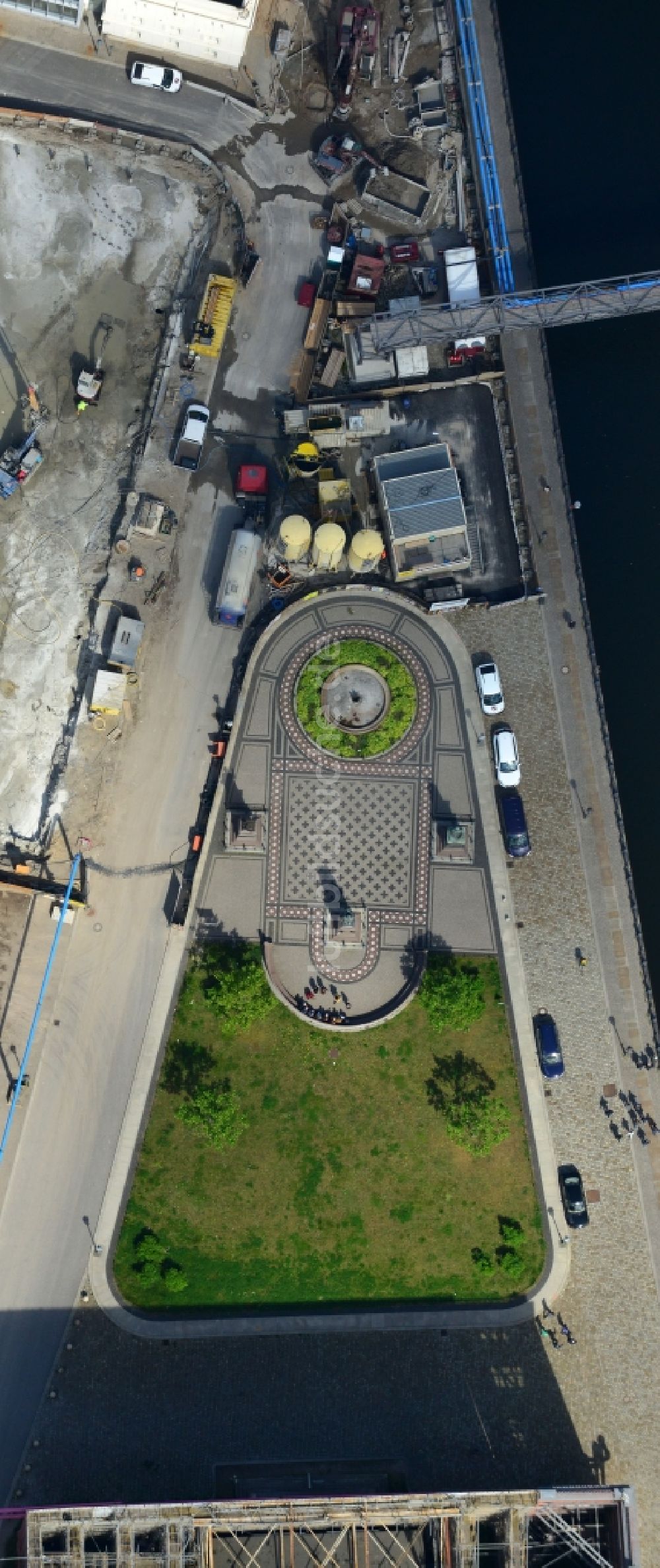 Luftaufnahme Berlin Mitte - Brunnen auf dem Schinkelplatz als Oase in der Baulandwüste am Spreeufer in Mitte in Berlin