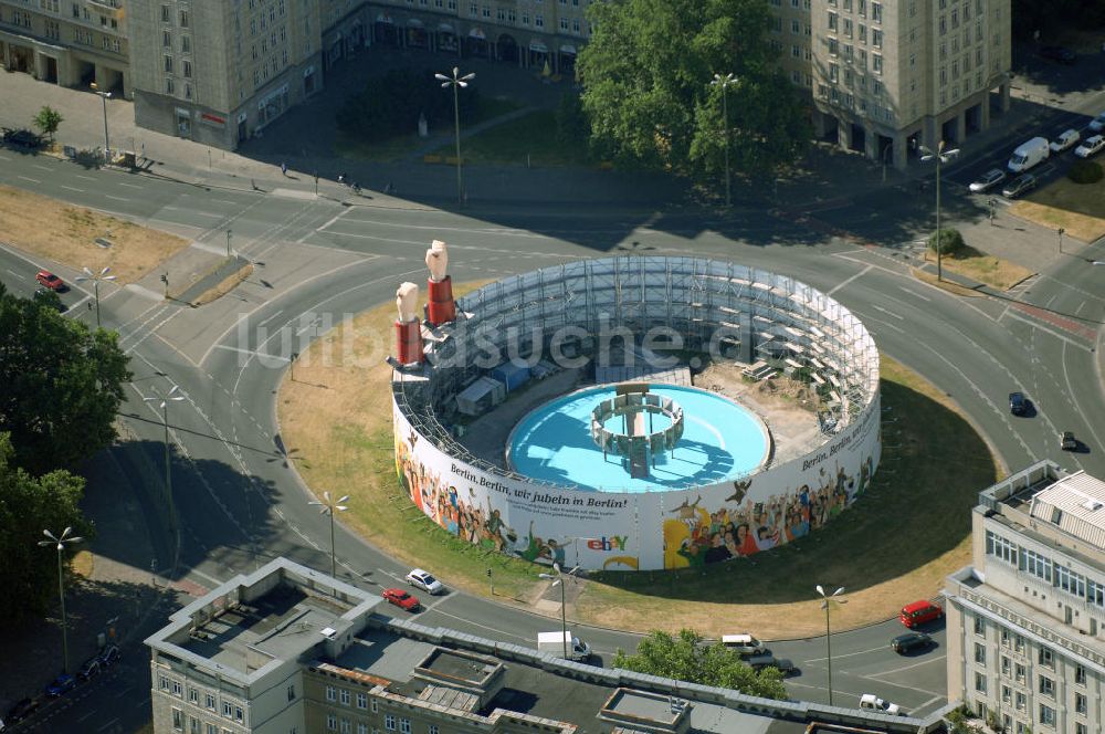 Luftbild Berlin - Brunnen am Strausberger Platz in Berlin