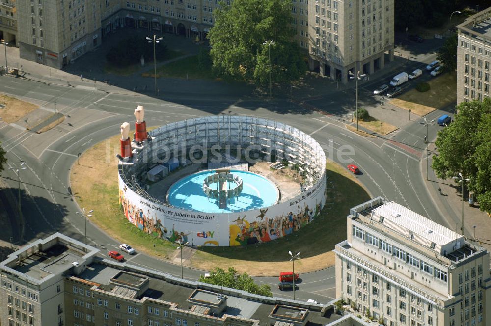 Luftaufnahme Berlin - Brunnen am Strausberger Platz in Berlin