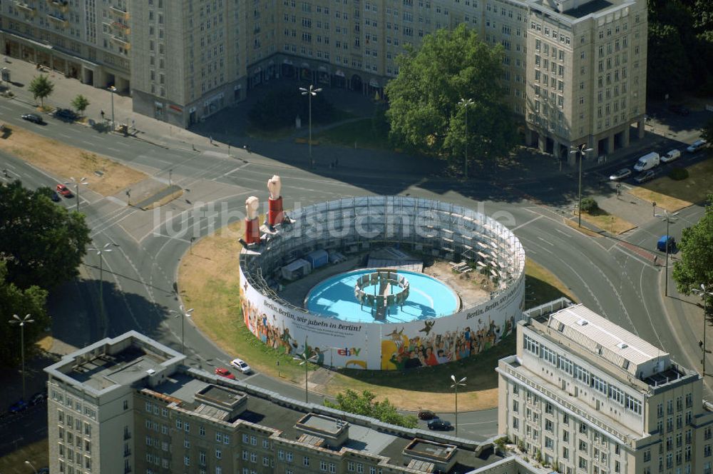 Berlin von oben - Brunnen am Strausberger Platz in Berlin