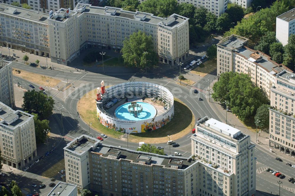 Berlin aus der Vogelperspektive: Brunnen am Strausberger Platz in Berlin