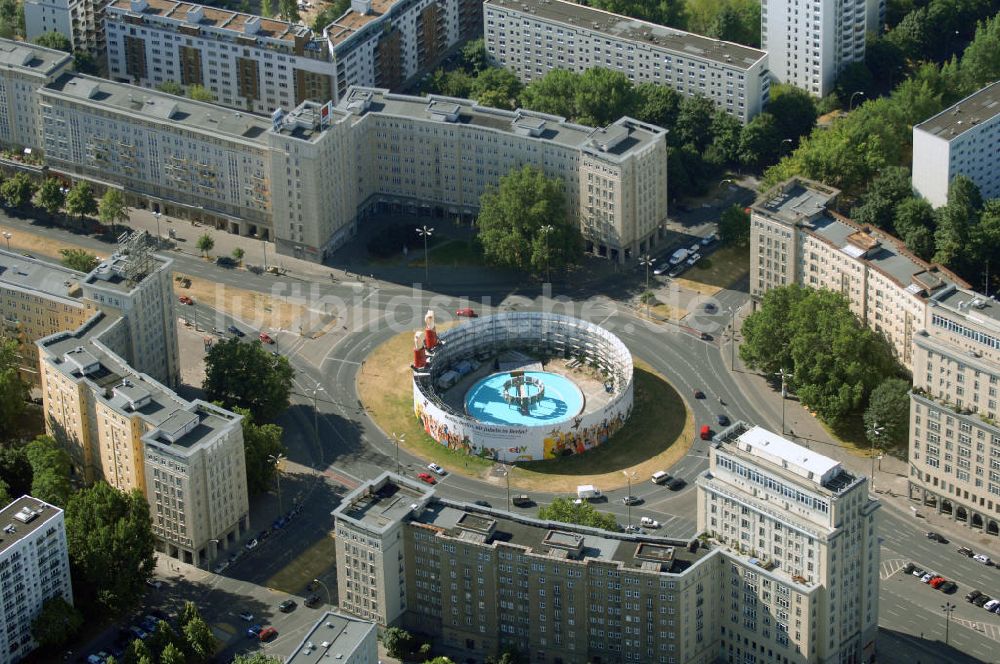 Luftbild Berlin - Brunnen am Strausberger Platz in Berlin