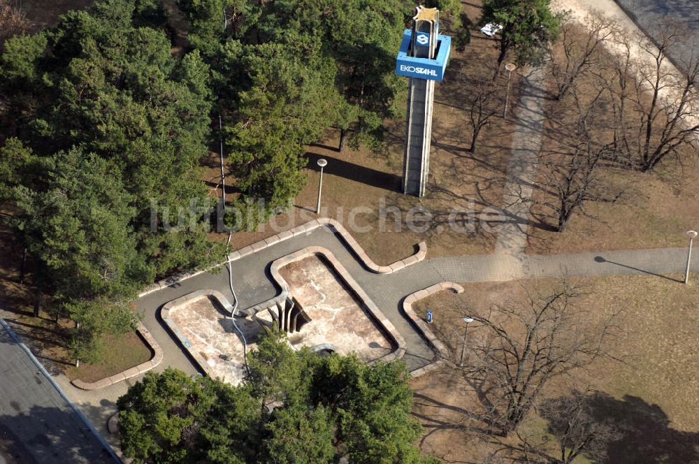 Luftbild Eisenhüttenstadt - Brunnenanlage Am Dreieck mit der EKO- Stele in Eisenhüttenstadt