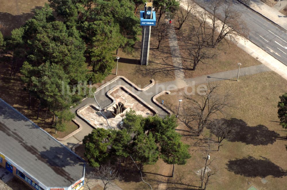 Luftbild Eisenhüttenstadt - Brunnenanlage Am Dreieck mit der EKO- Stele in Eisenhüttenstadt