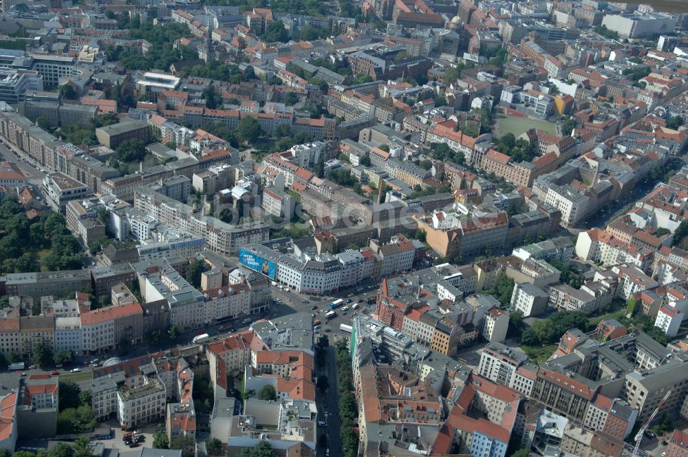 Berlin aus der Vogelperspektive: Brunnenstrasse / Torstrasse in 10119 Berlin - Mitte am Rosenthaler Platz