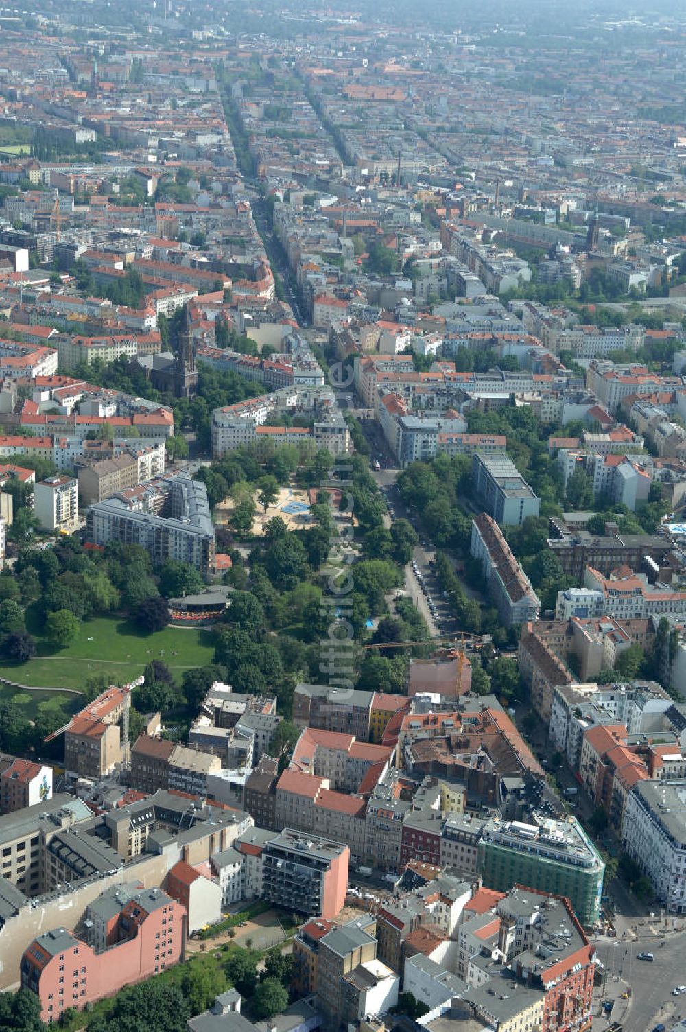 Berlin aus der Vogelperspektive: Brunnenstrasse / Torstrasse in 10119 Berlin - Mitte am Rosenthaler Platz