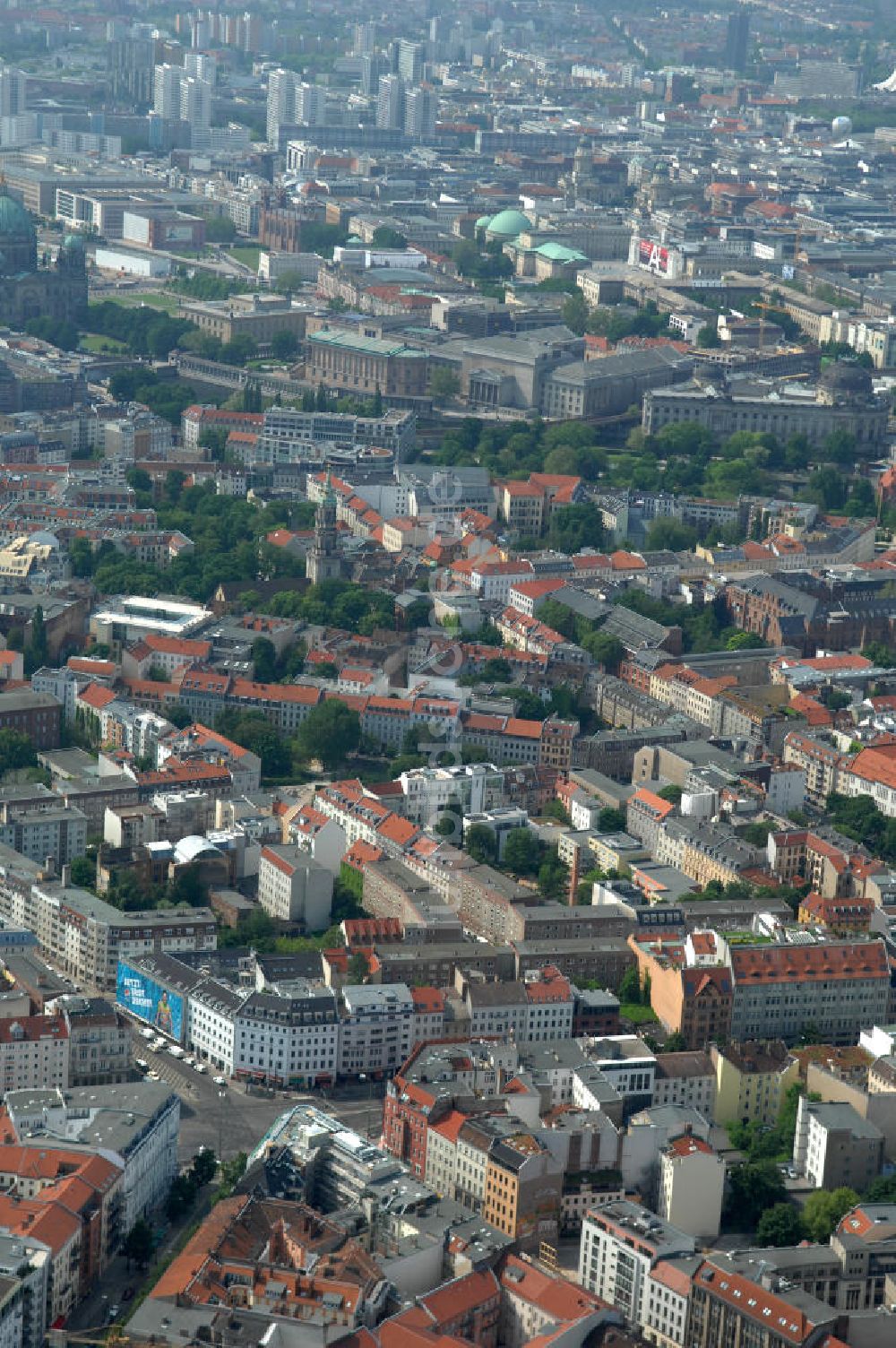 Berlin von oben - Brunnenstrasse / Torstrasse in 10119 Berlin - Mitte am Rosenthaler Platz