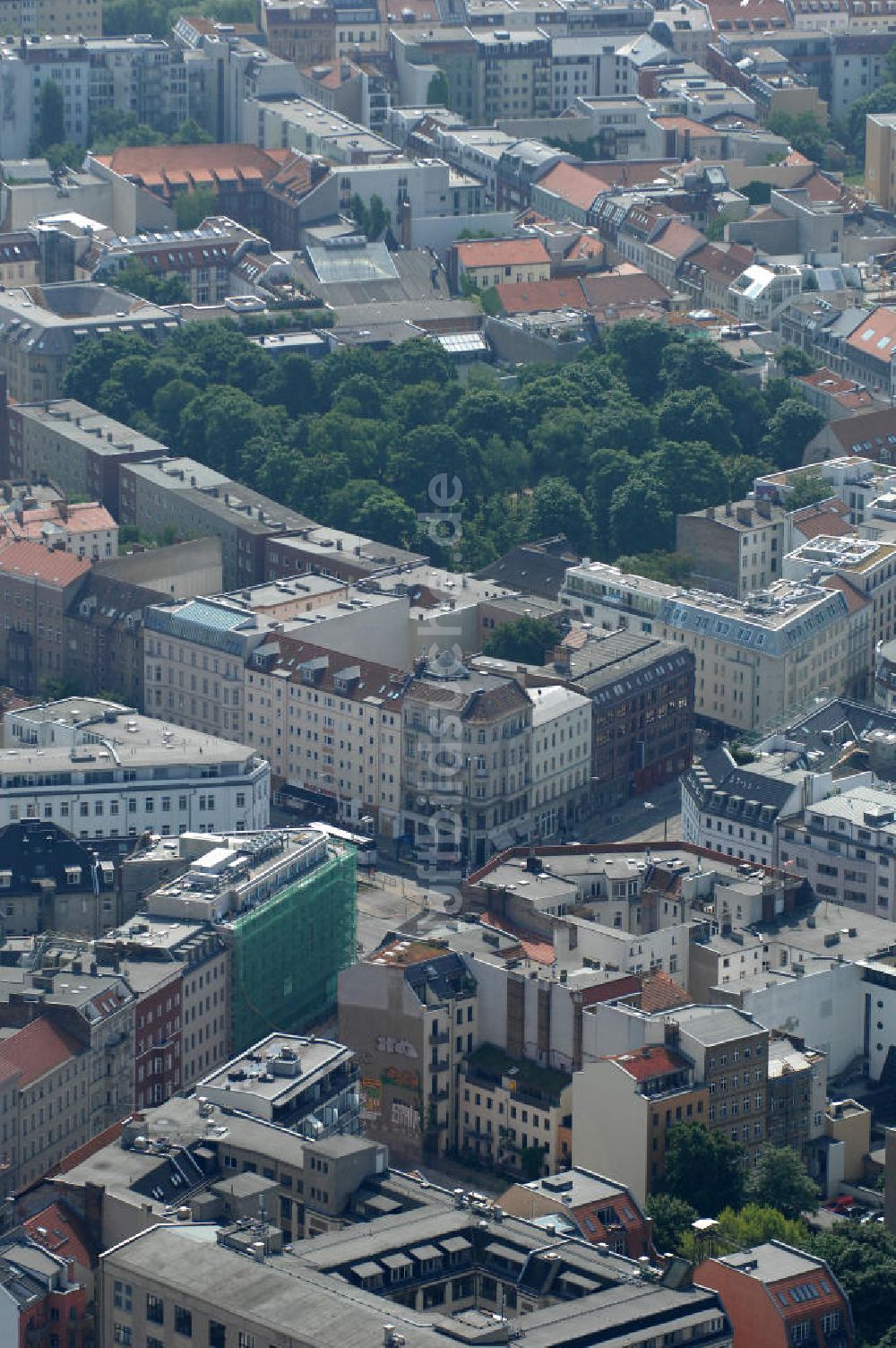 Berlin aus der Vogelperspektive: Brunnenstrasse / Torstrasse in 10119 Berlin - Mitte am Rosenthaler Platz