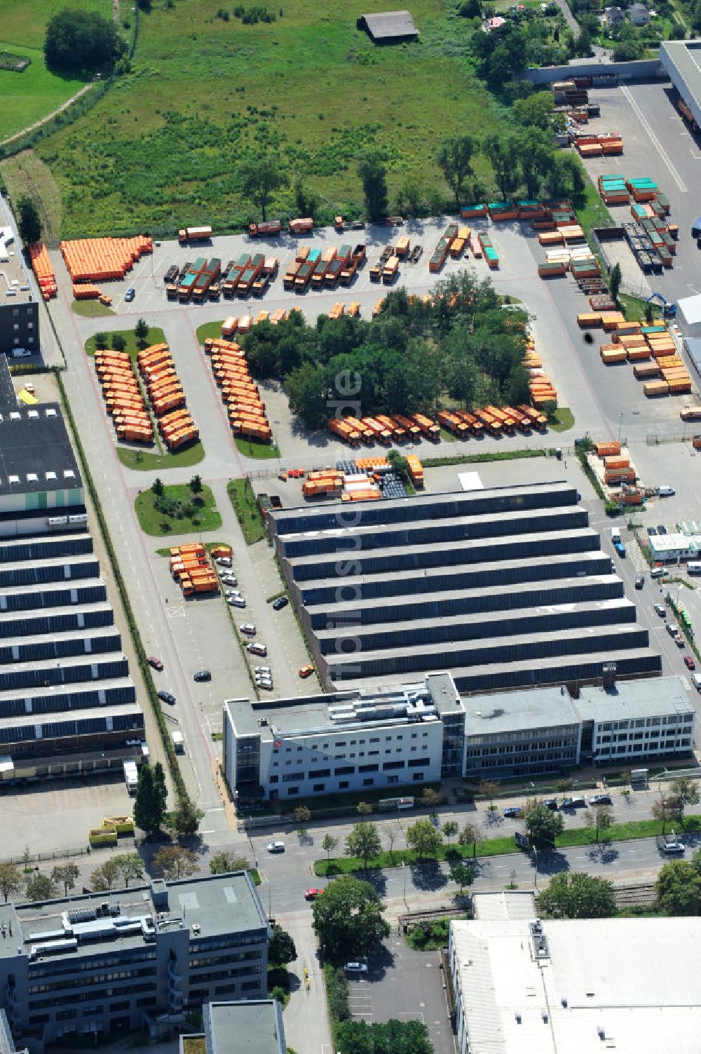 Berlin Neukölln aus der Vogelperspektive: BSR Betriebshof an der Gradestraße in Berlin - Neukölln