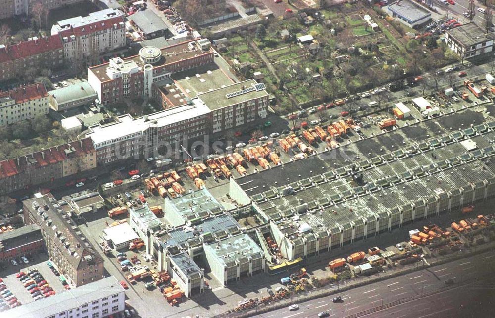 Berlin aus der Vogelperspektive: BSR-Stützpunkt am Flughafen Tempelhof