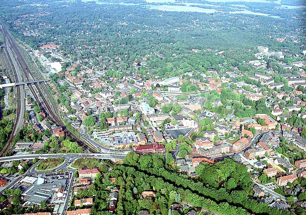 Buchholz / Niedersachsen aus der Vogelperspektive: Buchholz / Niedersachsen Blick auf das Stadtzentrum von Buchholz mit Sicht auf Bahnlinien, die zum Hauptbahnhof führen in Buchholz / Niedersachsen 06