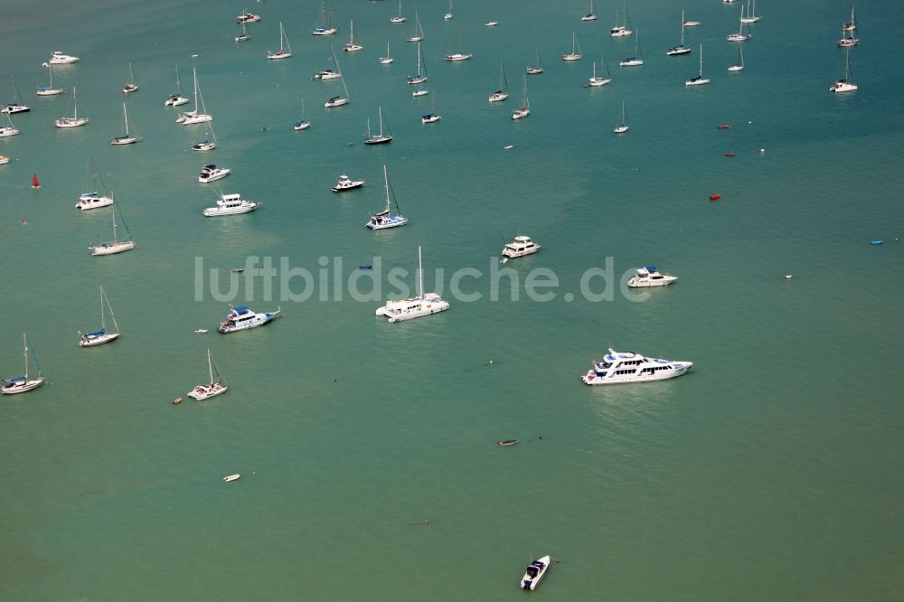 Luftaufnahme Chalong - Bucht mit Booten und Yachten vor der Stadt Chalong auf der Insel Phuket in Thailand