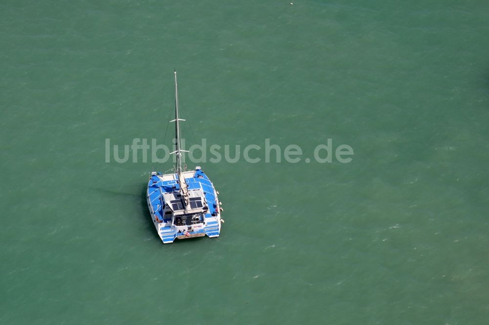 Chalong aus der Vogelperspektive: Bucht mit Booten und Yachten vor der Stadt Chalong auf der Insel Phuket in Thailand