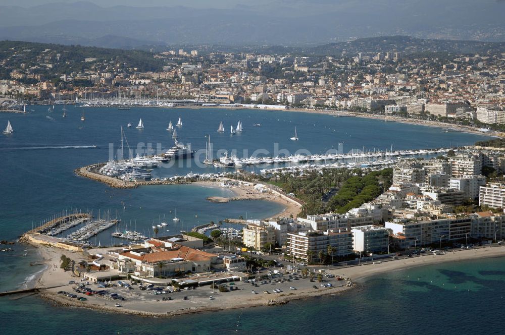 Luftaufnahme Cannes - Bucht von Cannes mit Häfen und dem Palm Beach