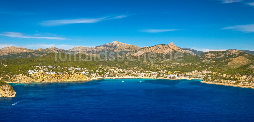 Andratx von oben - Bucht entlang der Meeres- Küste in Andratx in Balearische Insel Mallorca, Spanien