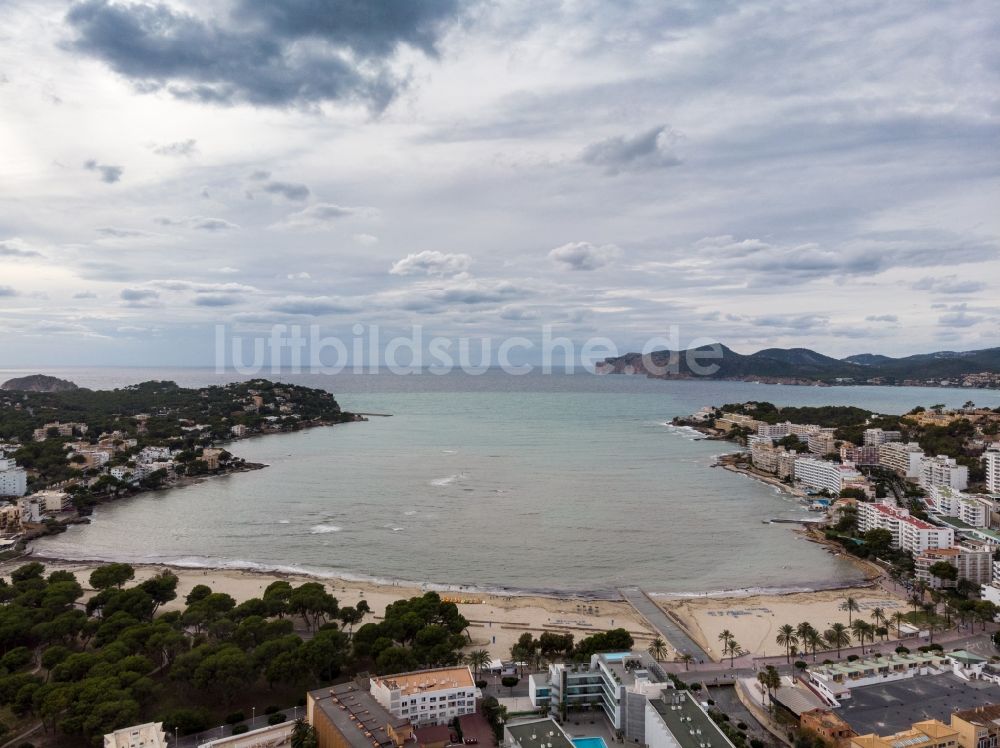 Calvia aus der Vogelperspektive: Bucht entlang der Meeres- Küste des Balearen-Meer in Santa Ponsa auf der balearischen Mittelmeerinsel Mallorca, Spanien