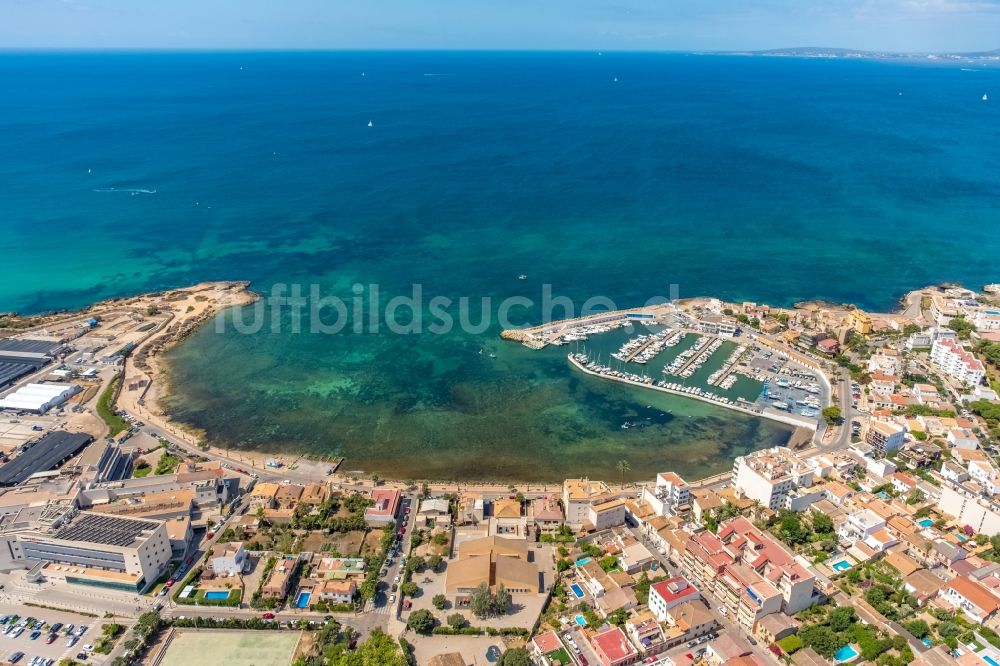 Palma von oben - Bucht entlang der Meeres- Küste bei der Bucht Cala Gamba in Palma in Balearische Insel Mallorca, Spanien