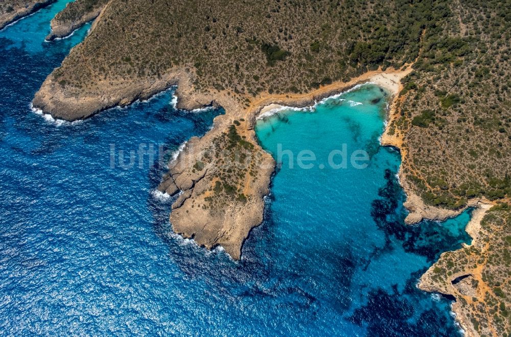 S'Estany d'en Mas aus der Vogelperspektive: Bucht entlang der Meeres- Küste der Bucht Cala Varques in Manacor in Balearische Insel Mallorca, Spanien