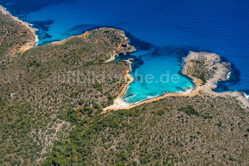 Luftaufnahme S'Estany d'en Mas - Bucht entlang der Meeres- Küste der Bucht Cala Varques in Manacor in Balearische Insel Mallorca, Spanien