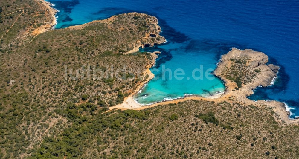 S'Estany d'en Mas von oben - Bucht entlang der Meeres- Küste der Bucht Cala Varques in Manacor in Balearische Insel Mallorca, Spanien