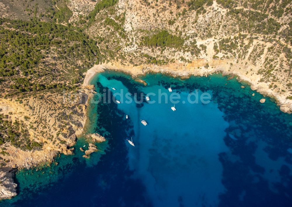 Luftaufnahme Port d'Andratx - Bucht entlang der Meeres- Küste Cala D'egos in Port d'Andratx in Balearische Inseln, Spanien