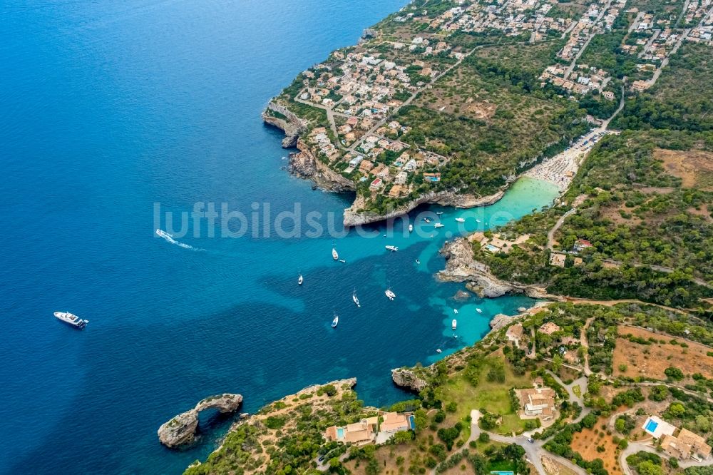 Cala Llombards aus der Vogelperspektive: Bucht entlang der Meeres- Küste Cala Llombards in Cala Llombards in Islas Baleares, Spanien