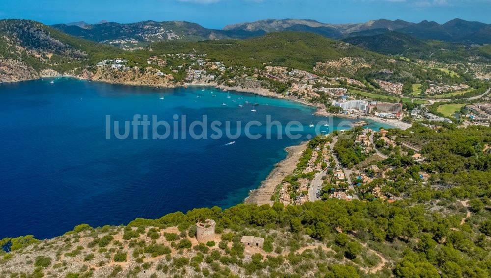 es Camp de Mar von oben - Bucht entlang der Meeres- Küste am Strand des Platja de Camp de Mar in es Camp de Mar in Balearische Insel Mallorca, Spanien